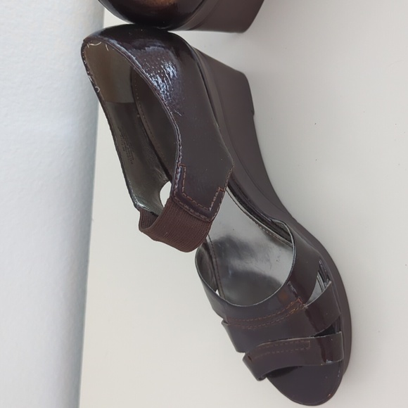 Cute brown patent Marc Fisher wedges - Picture 5 of 9